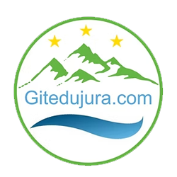 Logo featuring green mountains, a blue wave, and three yellow stars above the text "Gitedujura.com" encircled by a green border.