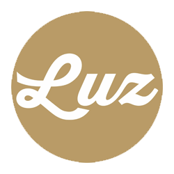 A gold circle with the word "Luz" written in white script font.